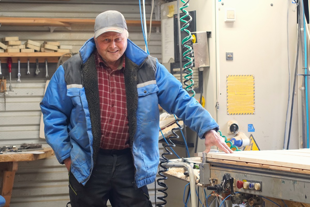 Hans Fredrik lager hjerterekkverk hos Stiltre
